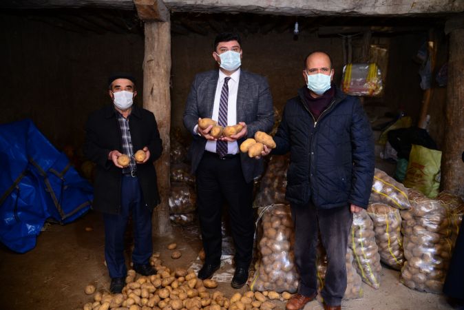 Kahramankazan Belediyesinden Örnek Davranış! Çiftçinin elinde kalan patatesler satın alındı 4