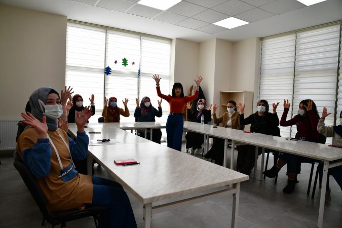 Mamak Belediyesinden Örnek Davranış! İşaret Dili Kursuyla Kadınlar Sessiz Dünyaya Ses Olacaklar 9