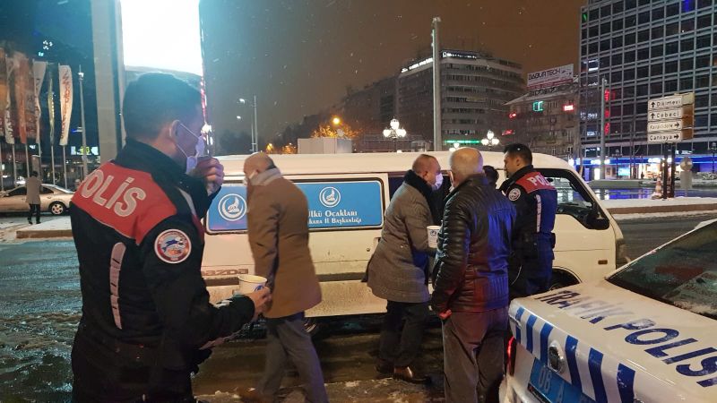 Ülkü Ocakları, soğuk Ankara gecelerinde sokaklarda sıcak çorba ikram etti 2