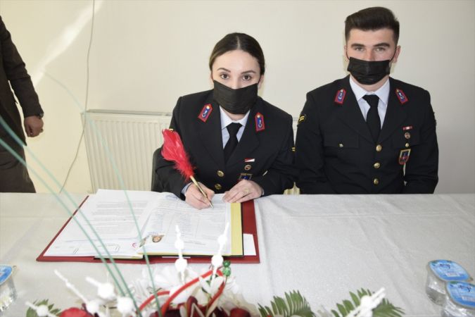 Jandarma Astsubay çift, üniformalarıyla mutluluğa "Evet" dediler 1