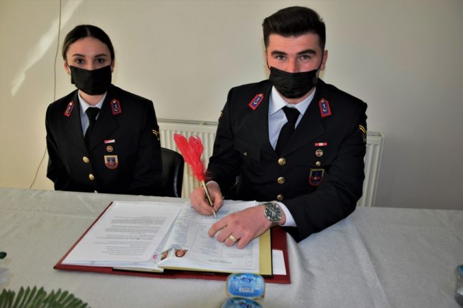 Jandarma Astsubay çift, üniformalarıyla mutluluğa "Evet" dediler 3