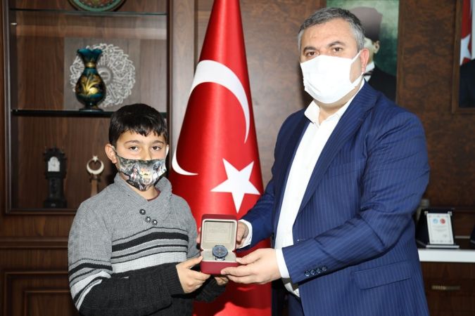 Belediye Başkanı Demirbaş, Salgın Döneminde Öğrendiği Kur'an'ı Hatmeden Öğrenciyi Ödüllendirdi! 1