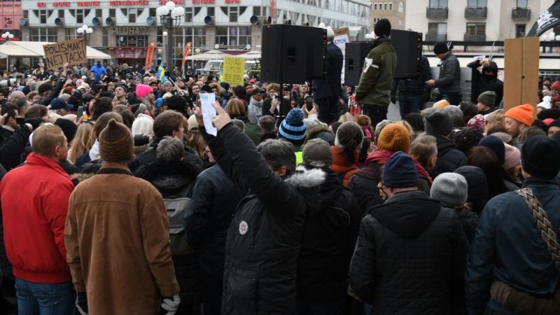 İsveç'te İlginç Protesto! Hafif Önlemlerin Kaldırılmasını İstediler! 3
