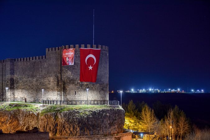 Diyarbakır Kalesi'ne Kürtçe "Biz Erdoğan'ı seviyoruz" pankartı asıldı 2