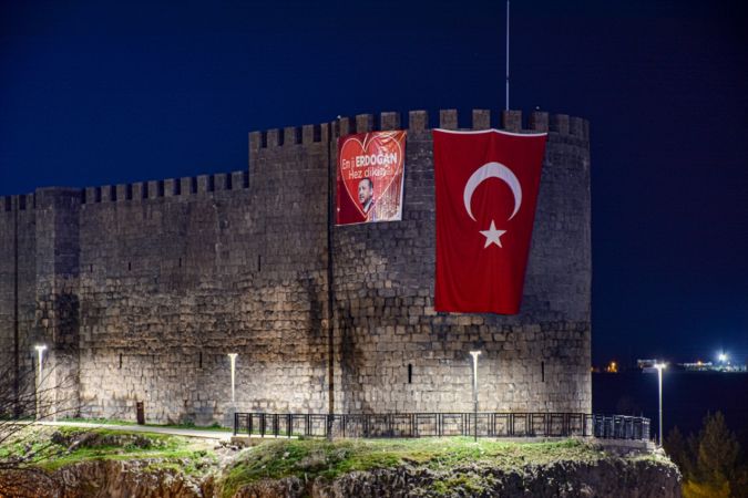 Diyarbakır Kalesi'ne Kürtçe "Biz Erdoğan'ı seviyoruz" pankartı asıldı 1