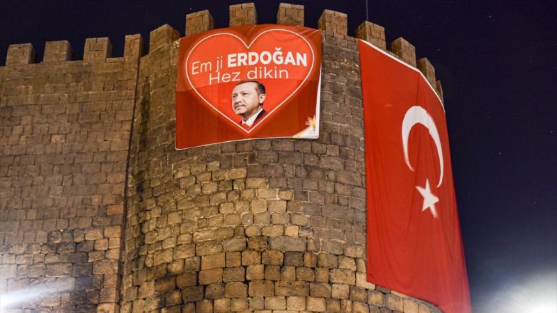 Diyarbakır Kalesi'ne Kürtçe "Biz Erdoğan'ı seviyoruz" pankartı asıldı 3