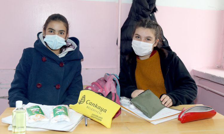 Çankaya Belediyesi, Ankara'ın nüfusu kadar maske dağıttı 3