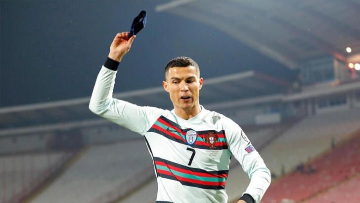 Ronaldo Sinirlendi ve Yere Attı! Tam 64 Bin Avroya Alıcı Buldu! 1