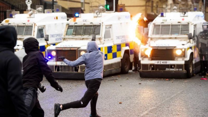 Kuzey İrlanda'daki Şiddet Olayları Zirveye Ulaştı! Bir Araç Ateşe Verildi! 2