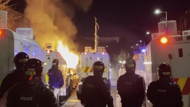 Kuzey İrlanda'daki Şiddet Olayları Zirveye Ulaştı! Bir Araç Ateşe Verildi! 1