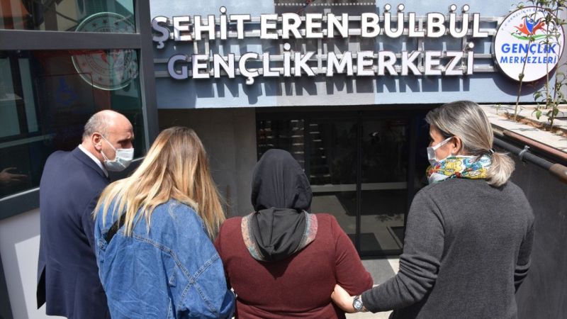 Maçka'da Şehit Olan Eren Bülbül'ün Annesi, Oğlunun İsmi Verilen Gençlik Merkezini Ziyaret Etti! 5