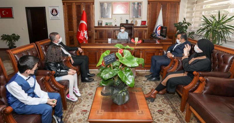 Sincan'da Başkan Ercan koltuğunu minik ziyaretçilerine devretti 1
