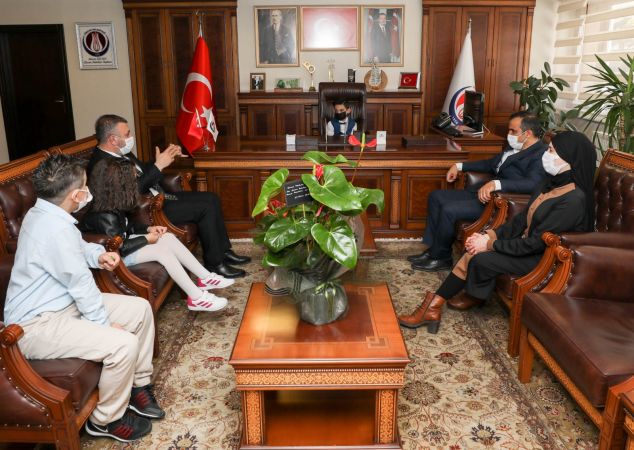 Sincan'da Başkan Ercan koltuğunu minik ziyaretçilerine devretti 2