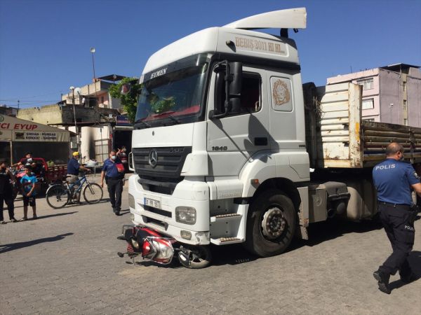 Adana'da tırın çarptığı çocuk yaşamını yitirdi 3