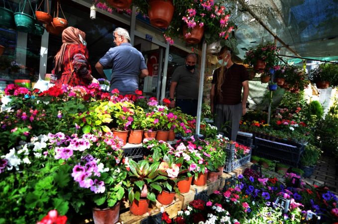Konya'da çiçekçilerde bahar dönemi yoğunluğu yaşanıyor 1