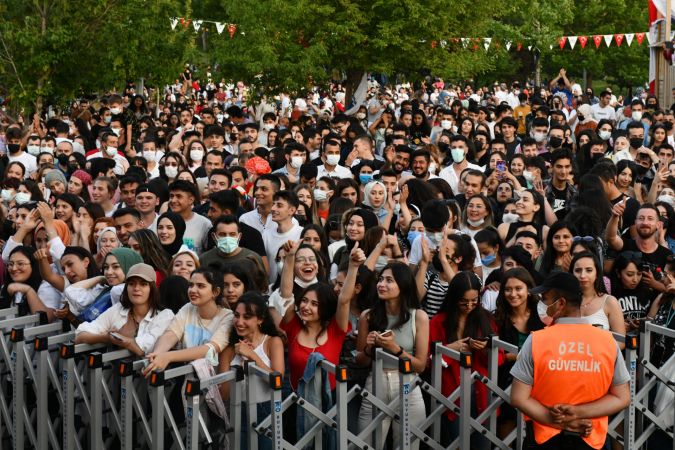 Ankara Büyükşehir’den müzik resitali! Melek Mosso konserine yoğun ilgi... 12