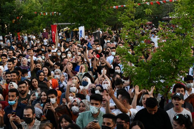 Ankara Büyükşehir’den müzik resitali! Melek Mosso konserine yoğun ilgi... 13