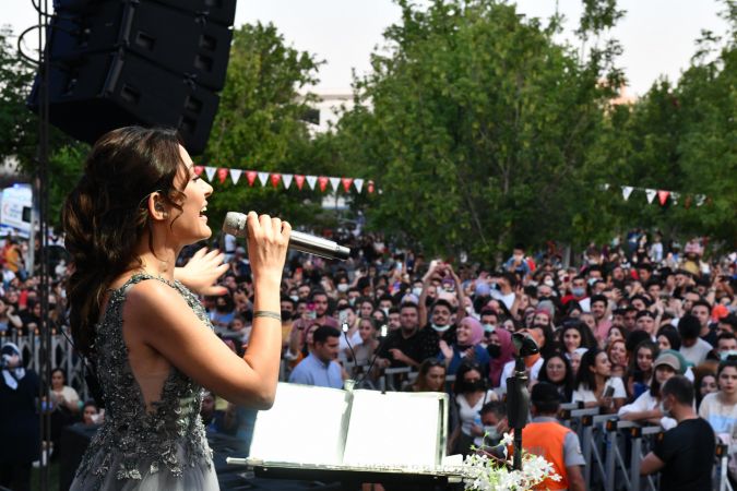 Ankara Büyükşehir’den müzik resitali! Melek Mosso konserine yoğun ilgi... 14