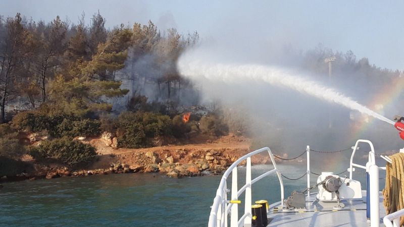 Bodrum’daki yangına denizden müdahale 1