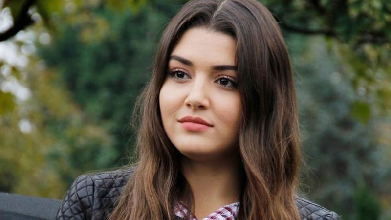 Hande Erçel’den Öyle Bir Haber Geldi ki; Hayranları Krize Girdi! Hande Erçel Herkesi Kahreden O Açıklamayı yaptı! 1