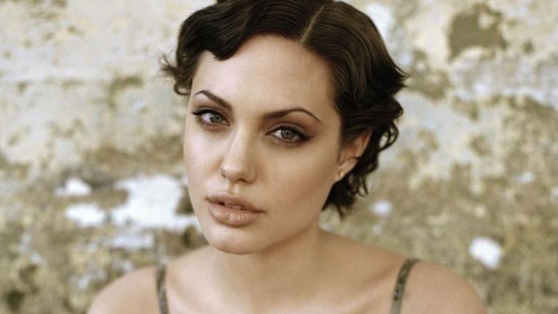 Angeline Jolie Hakkında Öyle Bir İddia Ortaya Atıldı ki; ‘’Annesinin Sevgilisiyle İlişkiye Girmiş’’ Bu Skandal İddia Tüm Dünyaya Bomba Gibi Oturdu! 1