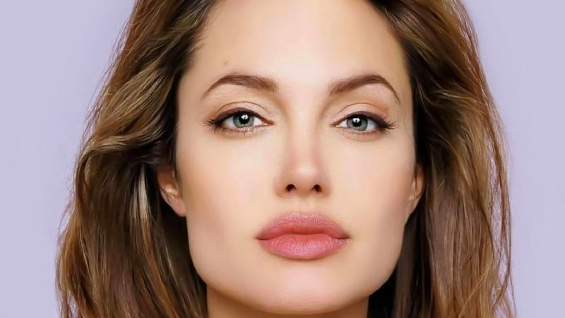 Angeline Jolie Hakkında Öyle Bir İddia Ortaya Atıldı ki; ‘’Annesinin Sevgilisiyle İlişkiye Girmiş’’ Bu Skandal İddia Tüm Dünyaya Bomba Gibi Oturdu! 3