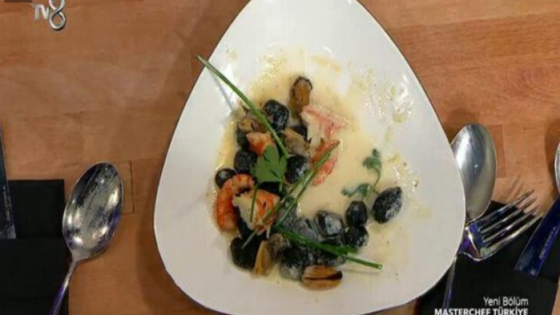 MasterChef'te Skandal Bitmek Bilmiyor! Yemekten Taş Çıkınca Ortalık Karıştı! o Yarışmacı Dikkatsizliğinin Bedelini Ağır Ödedi! 1