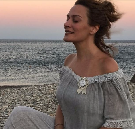 Ünlü Oyuncunun Samanlıkta Verdiği Pozlar Olay Oldu! Derin Dekolteli Elbisesiyle Samanlığa Girdi Kameralara Böyle Poz Verdi! İşte O Pozlar… 3