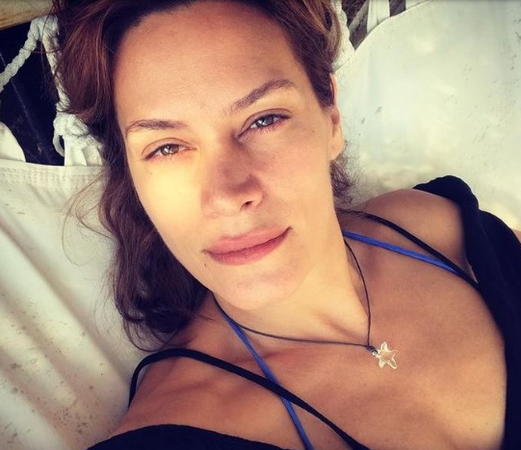 Ünlü Oyuncunun Samanlıkta Verdiği Pozlar Olay Oldu! Derin Dekolteli Elbisesiyle Samanlığa Girdi Kameralara Böyle Poz Verdi! İşte O Pozlar… 2