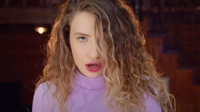 Şarkıcı Irmak Arıcı Yaka Paça Sahneden İndirildi! Konserine Gelen İzleyiciler Bile Irmak Arıcı’nın Yaptığı Saygısızlığa Katlanamadı! ‘’Olmaz olsun…’’ 1