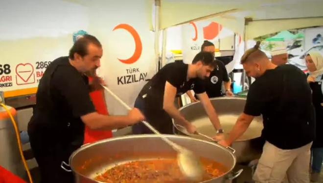 Masterchef Yarışmacıları ve Şefleri Birlik Olup Öyle Bir şey Yaptı ki; Görenler ‘’Helal Olsun’’ Dedi! İşte Masterchef’in Ayakta Alkışlanan O Hareketi! 2