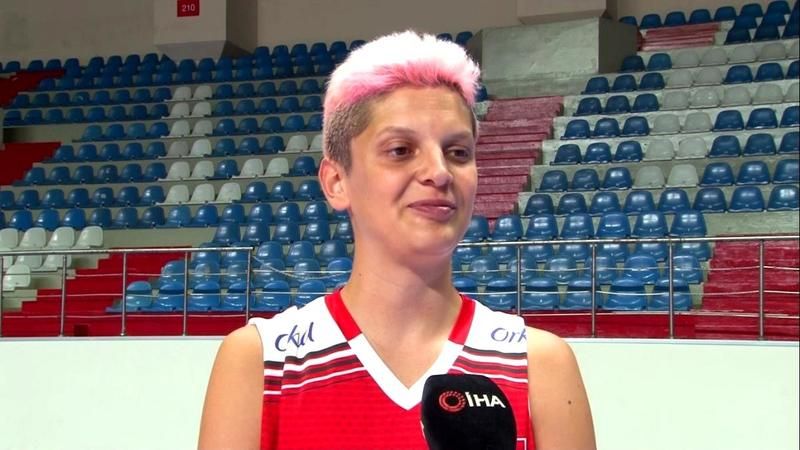 Milli Voleybolcu Ebrar Karakurt Öyle Bir Saldırıya Uğradı ki; Yardımına Merve Boluğur Yetişti! 2