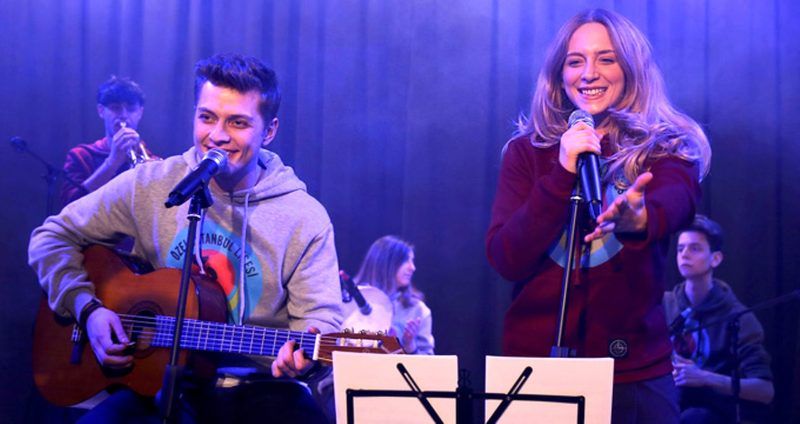 Sesinde Aşk Var Filmi Nerede, Ne Zaman Çekildi? Sesinde Aşk Var Filmin Konusu Nedir, Oyuncuları Kimler? Sesinde Aşk Var Filmin Gişe Rakamları Nedir, Sonu Nasıl Final Yapıyor? 1