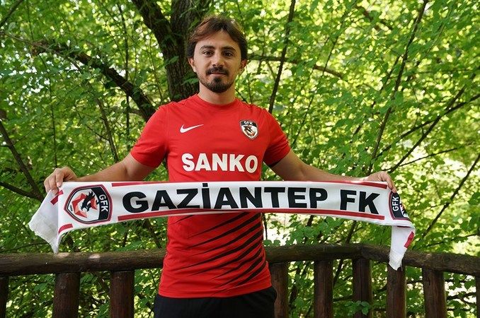 Gaziantep FK futbolcusu Recep Niyaz'ın Canından Can Alan Evlat Acısını Unutamıyor! Koronavirüsten Bebeğini Kaybetti: Recep Niyaz Kimdir, Hangi Takımlarda Oynadı? 1