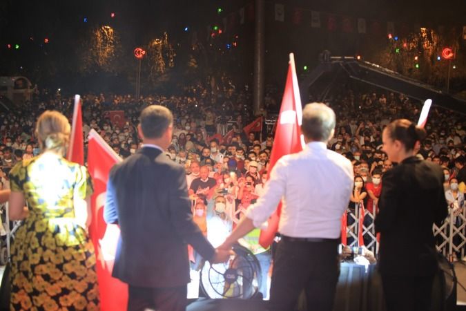 Ankara'da Mustafa Yıldızdoğan konserinde sürpriz evlilik teklifi 1