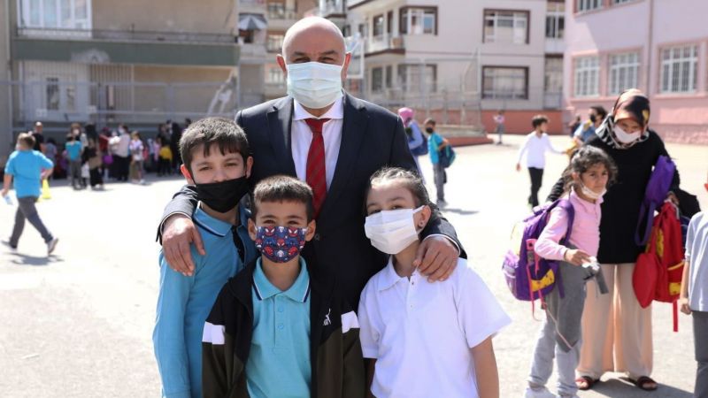 Başkan Turgut Altınok'tan Anılara Yolculuk! Keçiören Belediye Başkanı Okullarını Ziyaret Etti! 2
