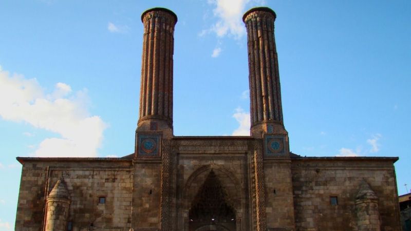 Erzurum Çifte Minareli Medrese hikayesi nedir? Erzurum Çifte Minareli Medrese kaç yılında yapıldı? Erzurum Çifte Minareli Medrese kim yaptı? 1