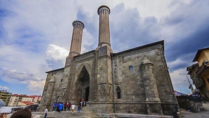 Erzurum Çifte Minareli Medrese hikayesi nedir? Erzurum Çifte Minareli Medrese kaç yılında yapıldı? Erzurum Çifte Minareli Medrese kim yaptı? 2