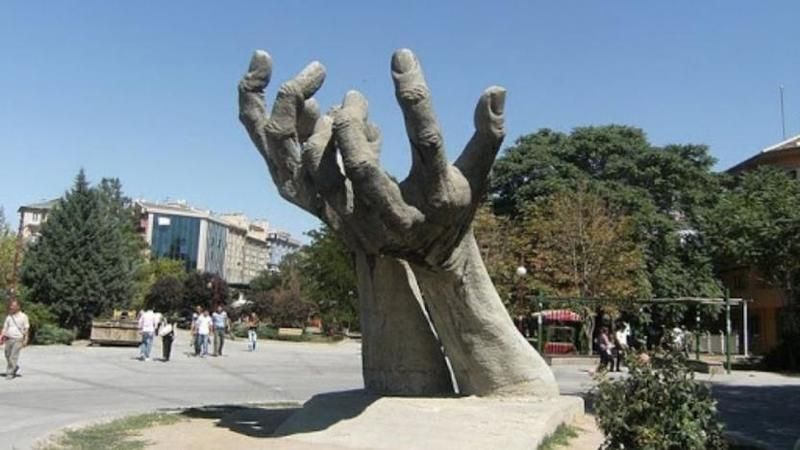 Ankara'da Abdi İpekçi Parkı Nerede, Nasıl Gidilir? Abdi İpekçi Parkı El Heykeli Anlamı Nedir? Hikayesini Duyunca Çok Şaşıracaksınız 2