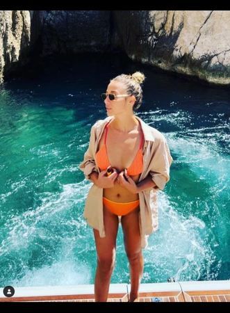 Survivor Aleyna Kalaycıoğlu’nun Turuncu Bikinisiyle Göğüslerini Elleyerek… “Acun’un Ünlü Ettikleri Hep Böyle!” İncecik Bel, Bir Tek Kusuru Olmayan Fizik… 3