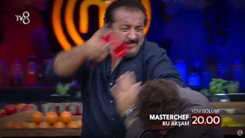 Masterchef Yarışmasında Mehmet Şef, Danilo Şefin Canına Okudu! Kolundan Tuttuğu Gibi 83 Milyonun Önünde… “Cılkını Çıkarttınız!” İzleyiciler Şok Oldu! 3