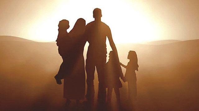 Anne ve Babaya En Düşkün Burçlar Belli Oldu! En Çok Onlar Seviyor! İşte Aile İlişkileri Çok Kuvvetli Olan Burçlar… 1