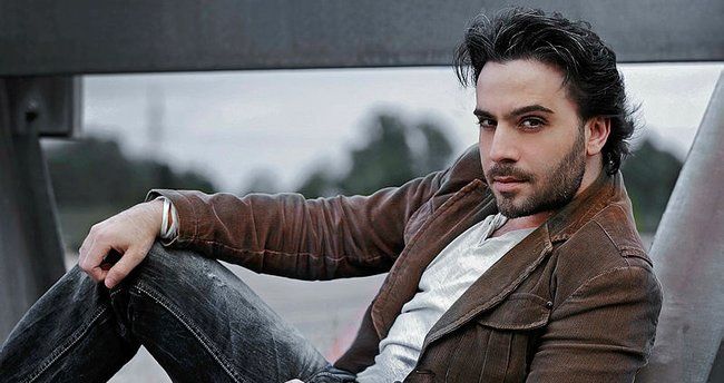 İsmail YK’nın Son Halini Görenler "Bu Ne Hal" Dedi! Genç Kızlar Tekrar Aşık Oldu! Boy, Pos, Endam… “Hiç Yaşlanmaz Mısın be Adam!” Genç Kızlar Tekrar Aşık Oldu! Boy, Pos, Endam… 1