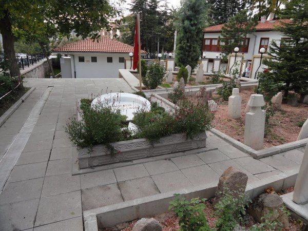 Muhsin Yazıcıoğlu Mezarı Nerede, Nasıl Gidilir? Muhsin Yazıcıoğlu Mezarı Ankara'da Hangi Semtte? Tacettin Dergahı hangi şehirde? 1