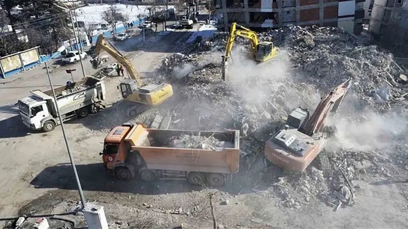 Depremden Sonra Fatura Kabarıyor! Enkaz Kaldırma İşlemi 12 Milyar… 50 Binden Fazla Bina Yıkılmıştı… 3
