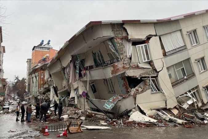Depremde Hayatta Kalmak İstiyorsanız Bunlar Şart! Binanın Enkazındaysanız Yapmanız Gereken İlk Şey… 1