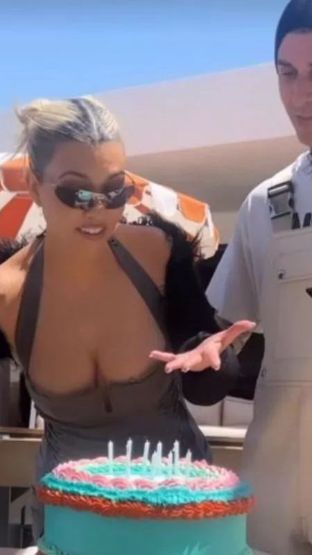 Kourtney Kardashian’ın Dekolteli Pozları Olay Yarattı! Sosyal Medya Pozlarına Yorum Üstüne Yorum Yağdı! “Sen Neymişsin Be…” 3