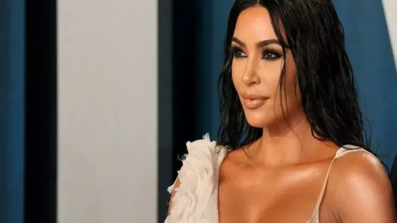 Kim Kardashian Hakkında Skandal İddia! Elbiselerini Bakın Neyle Boyuyormuş! Hayranları Duyunca Adeta Şoka Girdi! 1