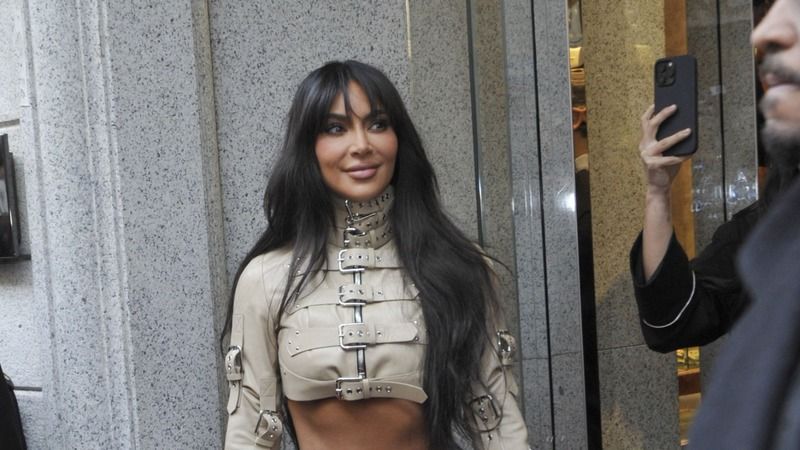 Kim Kardashian Hakkında Skandal İddia! Elbiselerini Bakın Neyle Boyuyormuş! Hayranları Duyunca Adeta Şoka Girdi! 2