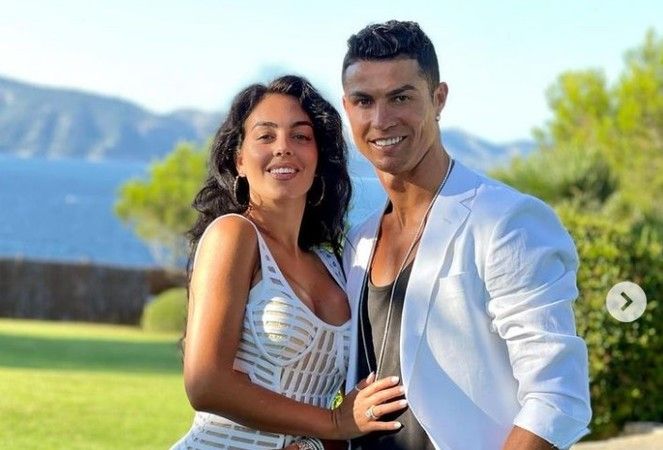 Ronaldo’nun Sevgilisi Mavi Bikinileriyle Poz Verdi! Suudi Arabistan Karıştı! 5 Milyon Beğenildi! Georgina Rodriguez Hernandez Kaç Yaşında? 1